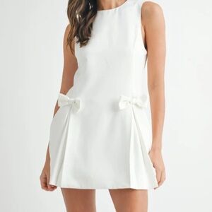 Elegant White Sleeveless Dress